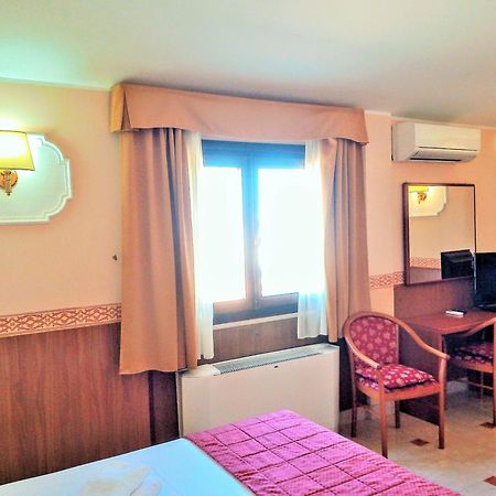Hotel Riviera Φιουμιτσίνο Εξωτερικό φωτογραφία