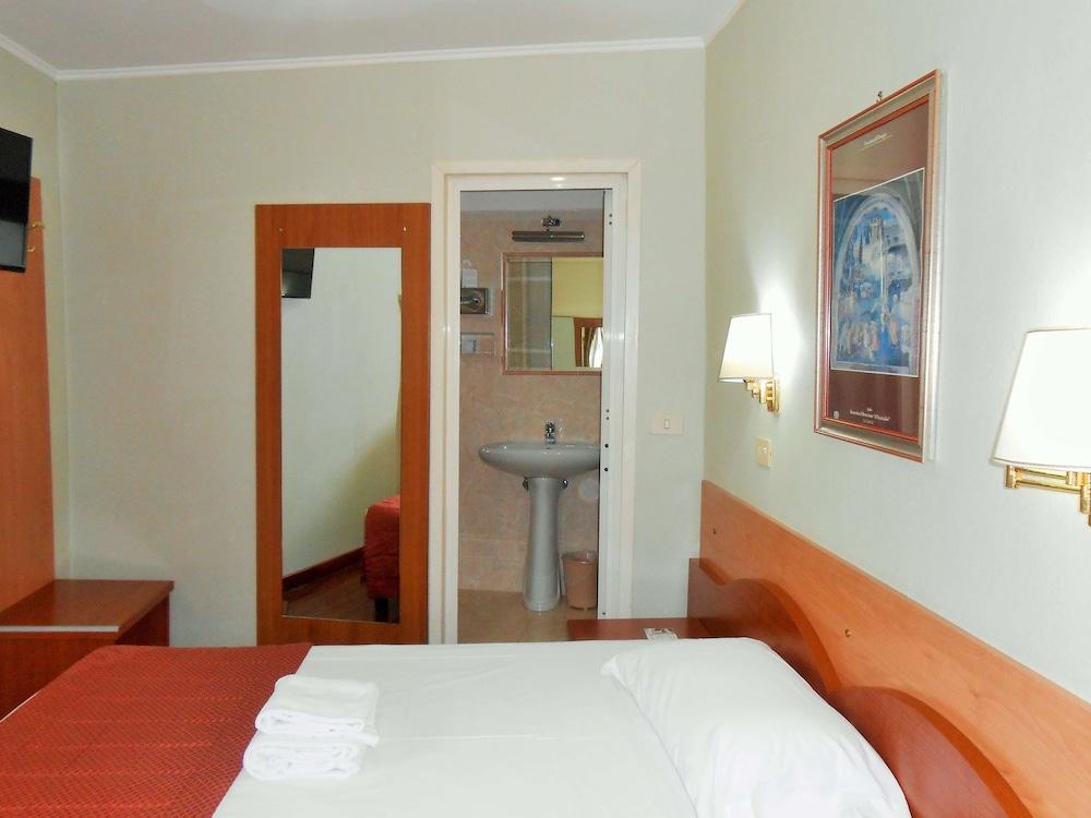 Hotel Riviera Φιουμιτσίνο Εξωτερικό φωτογραφία